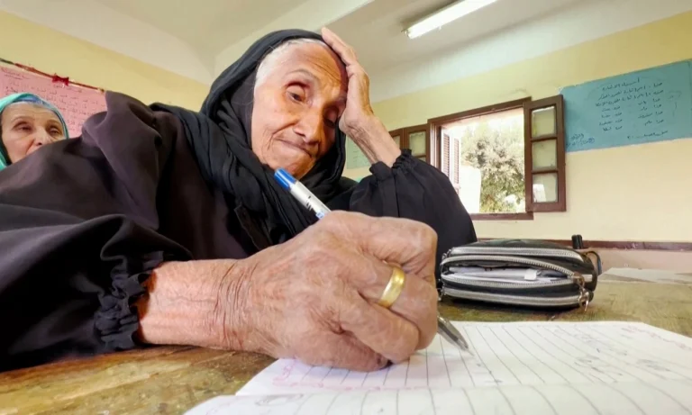 أنجلينا جولي فخورة بإنجاز مُسنة مصرية من الريف.. من هي الحاجة زبيدة؟ (شاهد) watanserb.com