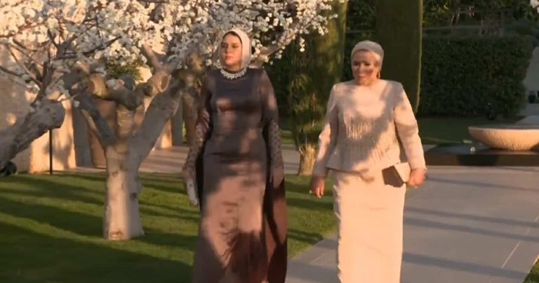 آية السيسي تمضغ العلكة وتتصرف بغرابة في حفل زفاف الأميرة إيمان آية السيسي وانتصار السيسي watanserb.com