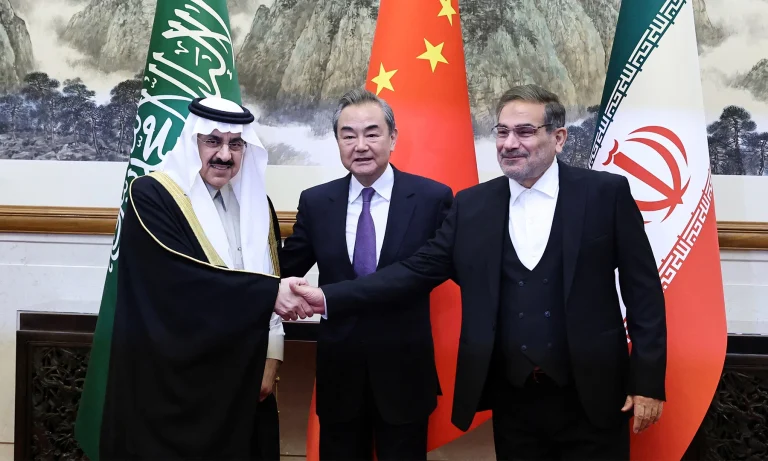 “الخيار العسكري مطروح”.. كاتب إسرائيلي يحذر من نووي سعودي مقابل التطبيع تأثير الاتفاق السعودي الإيراني على تطبيع السعودية watanserb.com