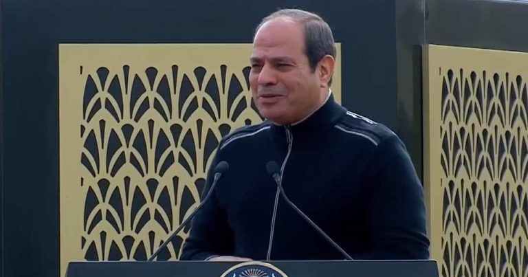 السيسي مبتسما ومفتخرا بنفسه watanserb.com
