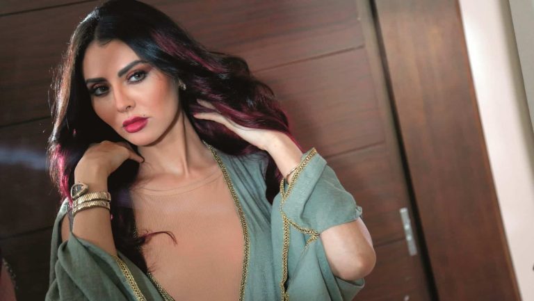 مريم حسين بحمالة صدر في مؤتمر للمرأة في دبي! (فيديو) watanserb.com