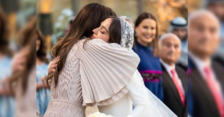 الملكة رانيا متأثرة وكادت تبكي في وداع الأميرة إيمان بحفل زفافها (شاهد) الملكة رانيا تبكي في وداع الأميرة إيمان watanserb.com