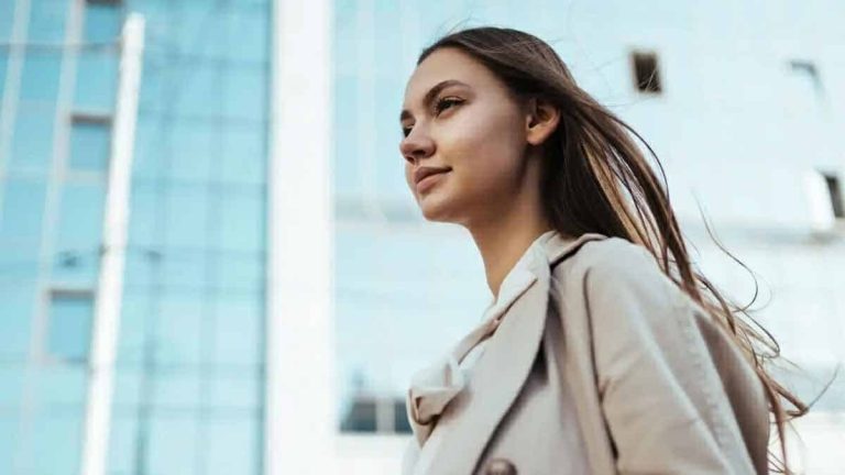 10 علامات تدل على امتلاكك لشخصية قوية وحضور كاريزمي امتلاك شخصية قوية watanserb.com