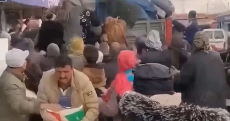 فيديو مهين لتدافع جزائريين للحصول على مواد غذائية!.. ما حقيقته ومن يقف خلفه؟! (شاهد) تدافع جزائريين للحصول على مواد غذائية watanserb.com