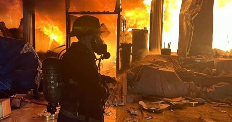 فيديو وثق التهام النيران لمحلات شارع الرشيد وسط بغداد وإنقاذ مواطنين حريق شارع الرشيد في بغداد watanserb.com