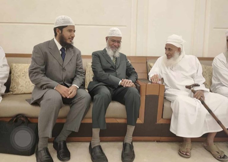 مفتي عُمان أحمد الخليلي مع ذاكر نايك.. صور ستقض مضاجع قادة الإلحاد الشيخ أحمد الخليلي وذاكر نايك watanserb.com