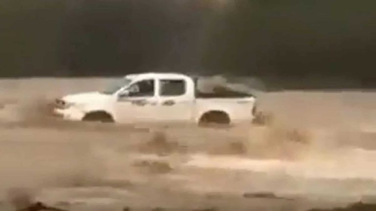صادم.. لحظة وفاة 4 أطفال أمام نظر والدهم بعد أن جرفتهم سيول جازان السعودية! (شاهد) سيول جازان السعودية watanserb.com