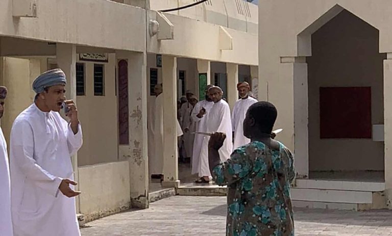 عاملة أفريقية تقتحم مدرسة في ولاية ازكي watanserb.com