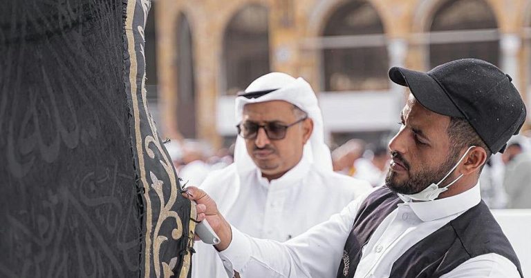 مشهد روحاني مهيب للحظة تغيير كسوة الكعبة استعدادا لرمضان (شاهد) كسوة الكعبة استعدادا لرمضان watanserb.com
