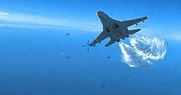 حادثة أثارت تحذيرات من حرب عالمية.. البنتاغون ينشر لحظة سقوط الطائرة المسيرة لحظة سقوط الطائرة المسيرة watanserb.com