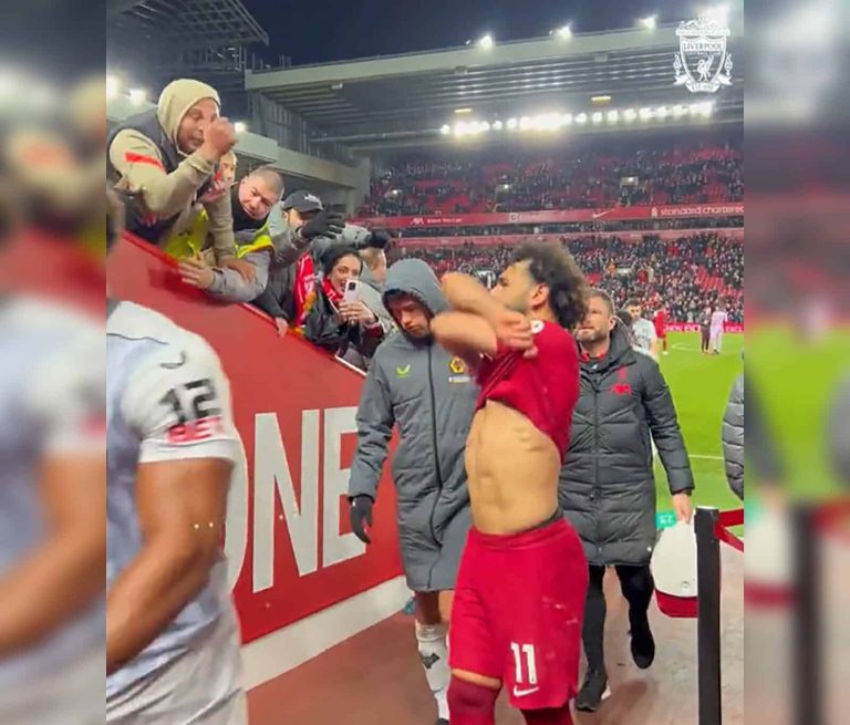 محمد صلاح يخلع قميصه ويهديه لمشجعة watanserb.com