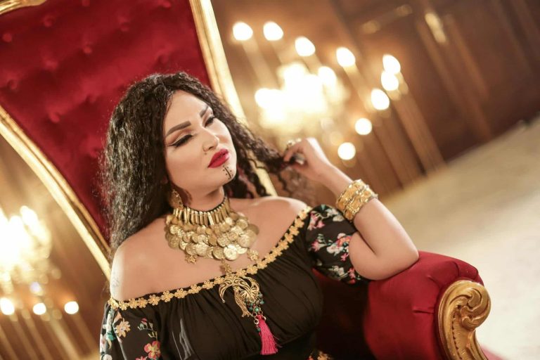 بعد إطلالات فاضحة وجريئة.. نجلاء التونسية بالحجاب أمام الكعبة (شاهد) نجلاء التونسية تؤدي العمرة watanserb.com