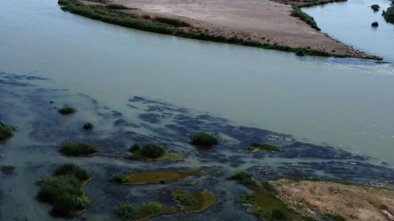 صور مفزعة لنهر الفرات في الرقة السورية تثير رعبا.. ما القصة؟ (شاهد) شح المياه نهر الفرات watanserb.com