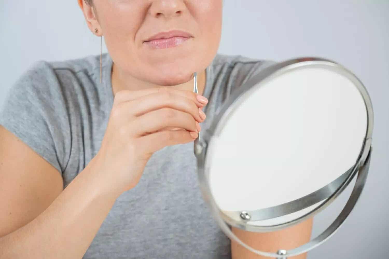 يمكن إزالة شعر الذقن بالملقط
