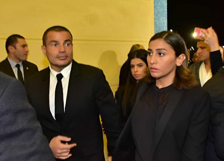 صورة عمرو دياب في عزاء والد دينا الشربيني تشعل مواقع التواصل وتثير الجدل! watanserb.com