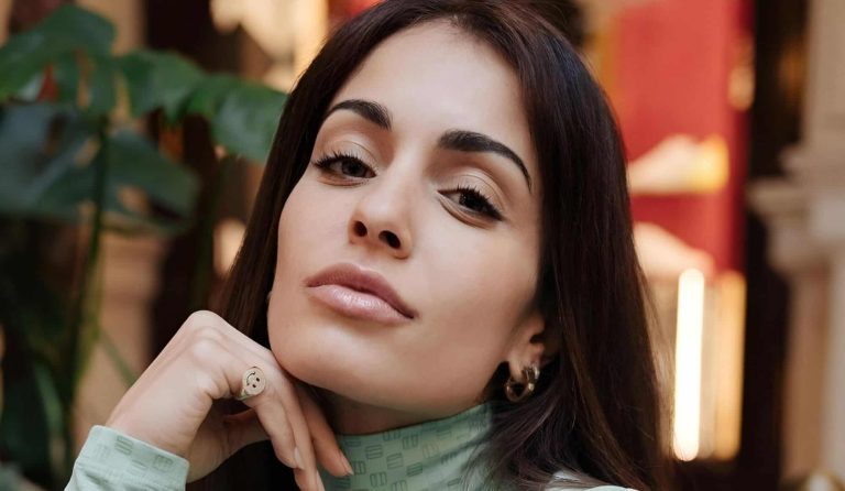 هبة عبوك بإطلالة جريئة جداً في "الجيم" ووضعية غريبة مع مدربها! (شاهد) watanserb.com