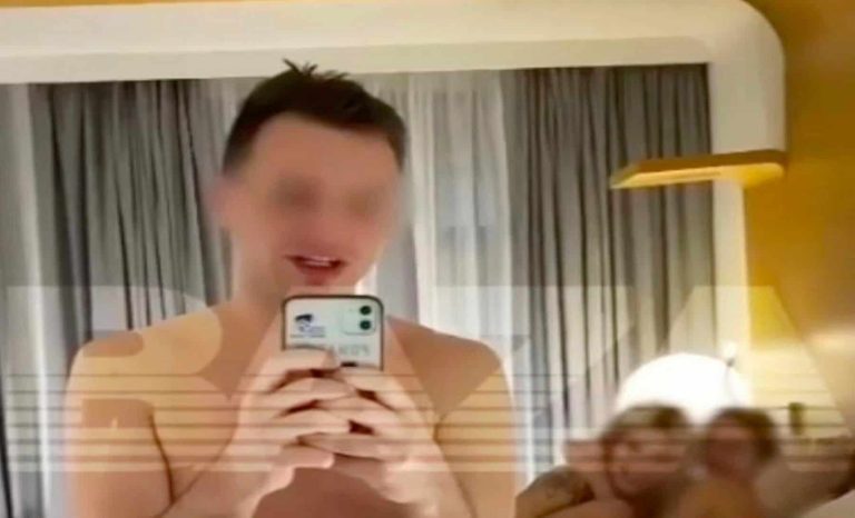 قائد في الجيش الروسي يظهر عارياً في السرير مع نساء عاريات! (شاهد) قائد في الجيش الروسي يظهر عارياً في السرير مع نساء عاريات! (شاهد) watanserb.com