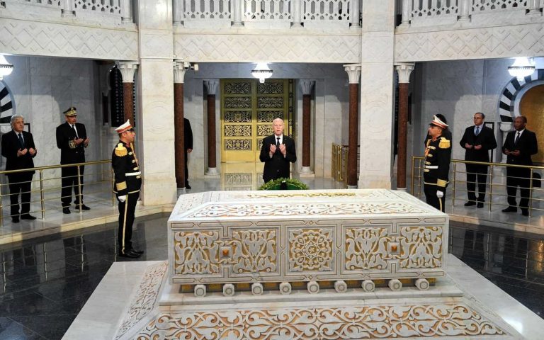 قيس سعيد أمام ضريح بورقيبة watanserb.com