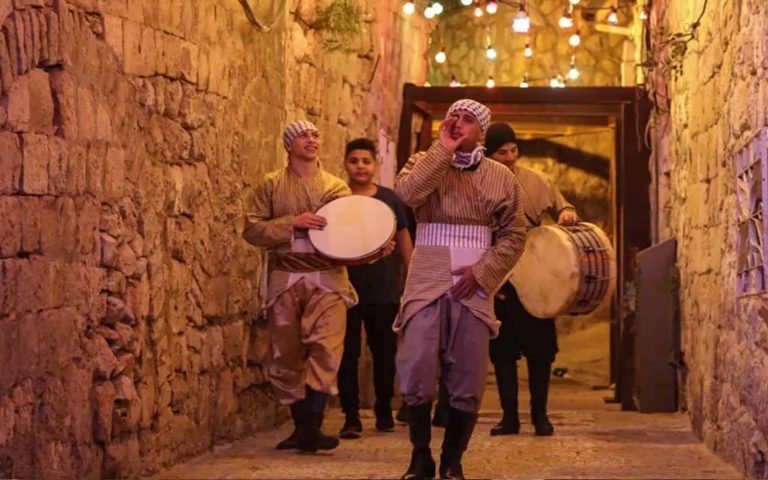 تصرف من مسحراتي القدس أمام منزل الأسير حمزة أبو ناب watanserb.com