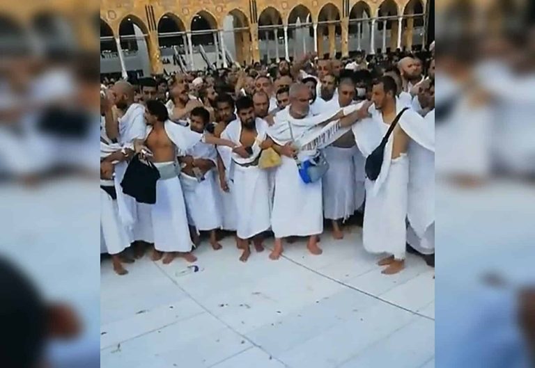 دماء أمام الكعبة تثير هلع المعتمرين وتقلق مواقع التواصل.. ما الذي حدث؟! (شاهد) دماء في الحرم المكي watanserb.com