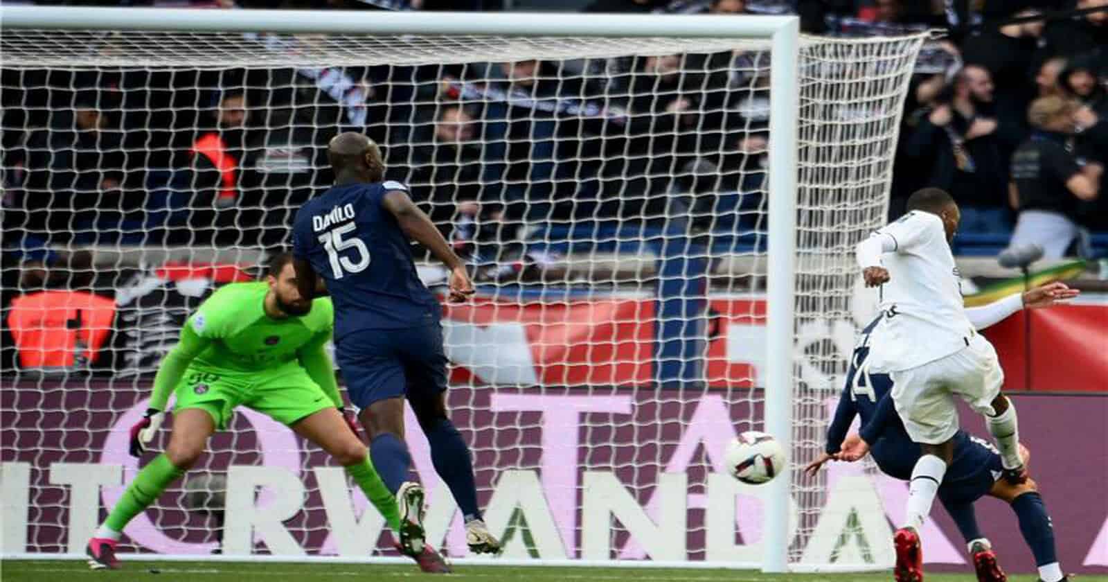 قرار صادم في الدوري الفرنسي بشأن إفطار اللاعبين المسلمين في رمضان الاتحاد الفرنسي وعدم إيقاف مباريات الدوري الفرنسي في رمضان watanserb.com