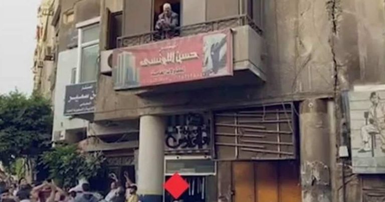 غضب عارم في مصر بعد فيديو لمهندس يلقي العيدية من الشرفة وطوفان بشري حوله مهندس يلقي العيدية من الشرفة watanserb.com