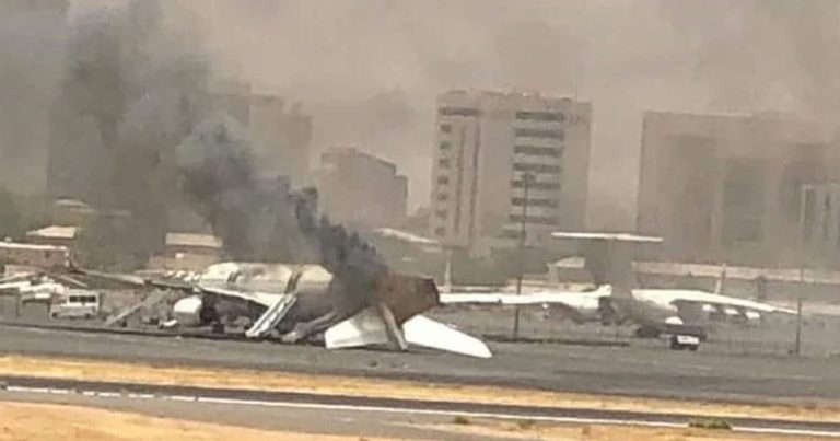 تحولت لكتلة لهب.. قصف طائرة سعودية في مطار الخرطوم (فيديو) احتراق طائرة سعودية داخل مطار الخرطوم watanserb.com