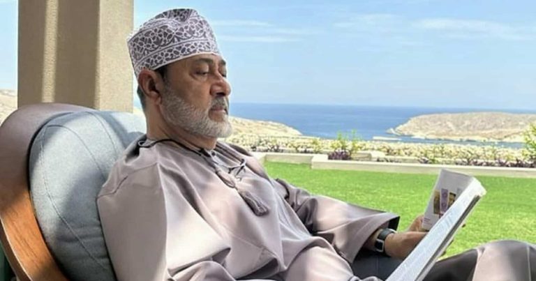 هكذا استمتع السلطان هيثم بن طارق بالعيد وتفاعل مع أحدث ظهور له استمتع السلطان هيثم بن طارق بالعيد watanserb.com