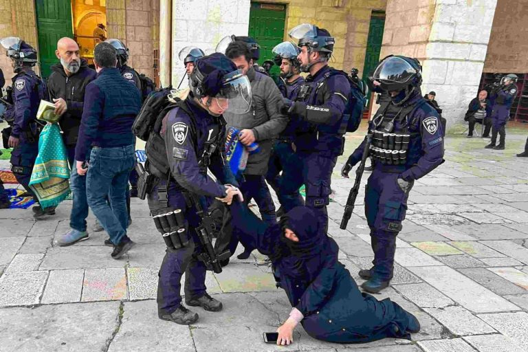 في العُرف الإسرائيلي.. ضرب المصلين بالأقصى أقل فظاعة من لعب كرة القدم بمحيطه انتهاكات الشرطة الإسرائيلية في المسجد الأقصى watanserb.com