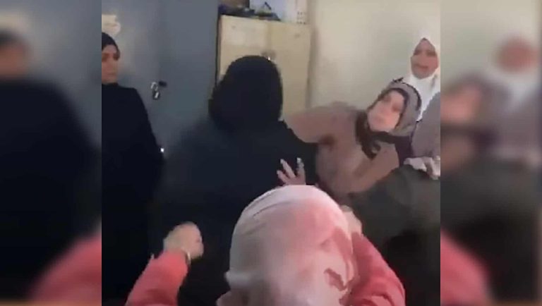 عراقيات يسحلن مديرة مدرسة داخل مكتبها وموجة غضب (فيديو) اعتداء امرأة عراقية على مديرة مدرسة البصرة watanserb.com