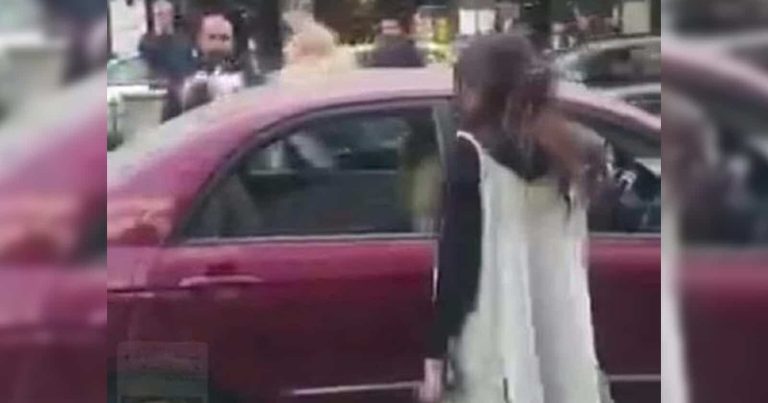 لحظة اعتداء سيدة سورية على شرطي مرور وإهانته بأفظع الشتائم (فيديو) اعتداء سيدة سورية على شرطي مرور watanserb.com