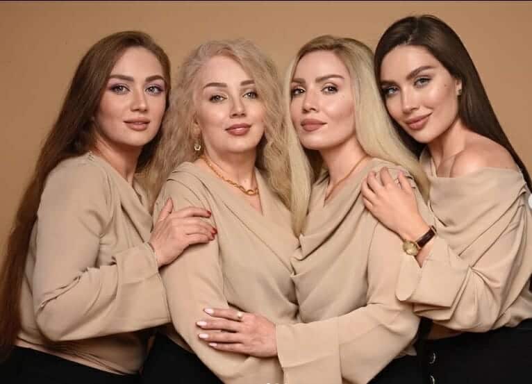 صور إعلامية عراقية مع أمها وجدّتها وخالتها تُحيّر المتابعين .. التمييز بينهن مستحيل! الإعلامية العراقية زهراء سامي مع جدتها watanserb.com