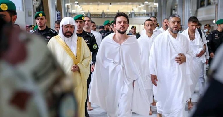 الحسين بن عبدالله يؤدي العمرة watanserb.com