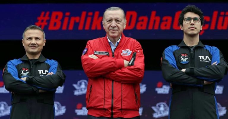 أردوغان “بالأحمر” في صحة جيدة وأحدث ظهور بعد جدل مرضه (فيديو) الرئيس التركي رجب طيب أردوغان watanserb.com