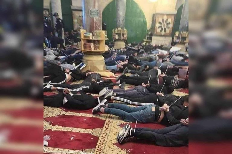 صورة المعتكفين المقيدين في المسجد الأقصى التي فجرت غضب العرب.. ما حقيقتها؟ الاعتداء على المرابطين في الأقصى watanserb.com
