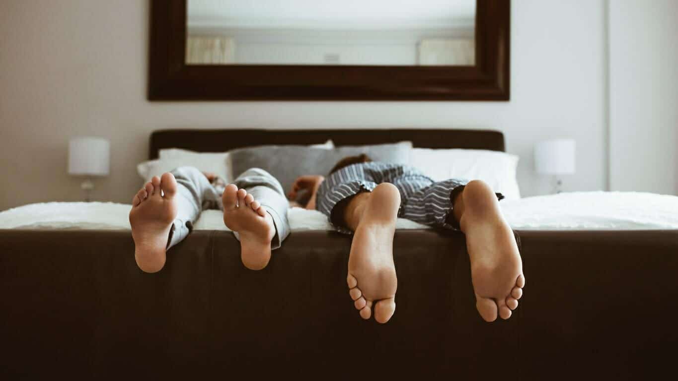 وضعيّة النوم: هل يجب أن تنام على ظهرك أو معدتك أو جانبك؟ طريقة النوم على الفراش watanserb.com