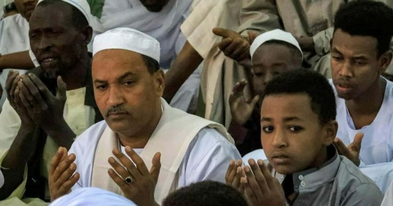 عيد الفطر في السودان.. أصوات المعركة تختلط بالتهليل والتكبير (تقرير) عيد الفطر في السودان watanserb.com