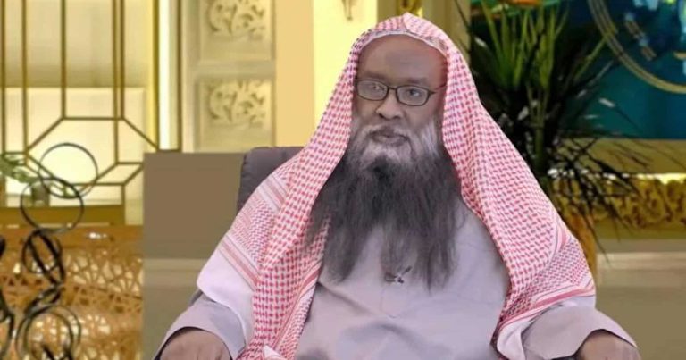 إهانة وسخرية من اللحية.. تقليد عادل الكلباني في “استوديو 23” (فيديو) تقليد عادل الكلباني watanserb.com