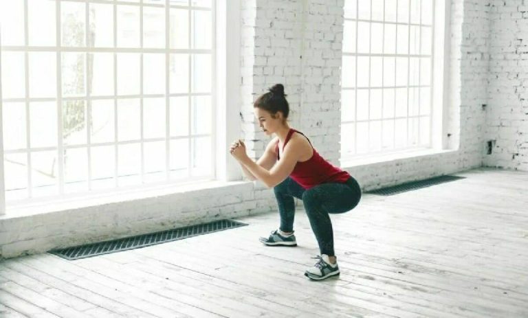 كم عدد تمارين القرفصاء أو squat التي يجب القيام بها يوميًا للحصول على جسم رشيق؟؟ تمارين القرفصاء watanserb.com
