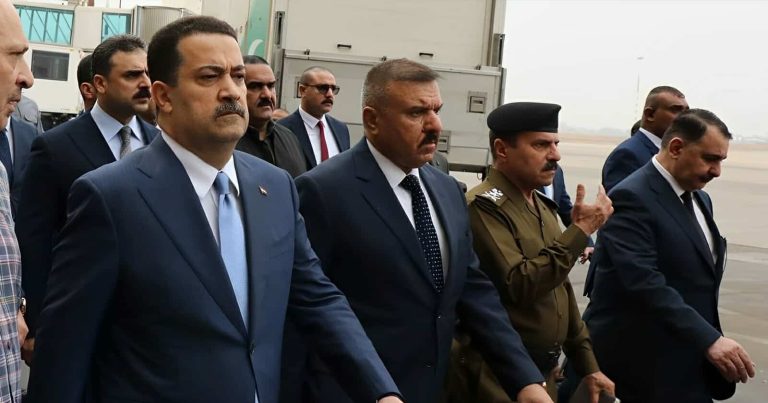 فيديو توبيخ مدير مطار بغداد الذي تسبب باستقالته.. وانتقادات لـ السوداني رئيس الوزراء العراقي يوبخ مدير مطار بغداد watanserb.com