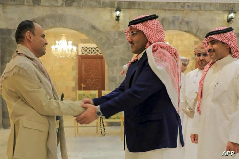 الحوثي يصفع السعودية بعد انحناء المملكة وزيارة سفيرها إلى صنعاء (شاهد) لقاء السفير السعودي مع الحوثيين watanserb.com