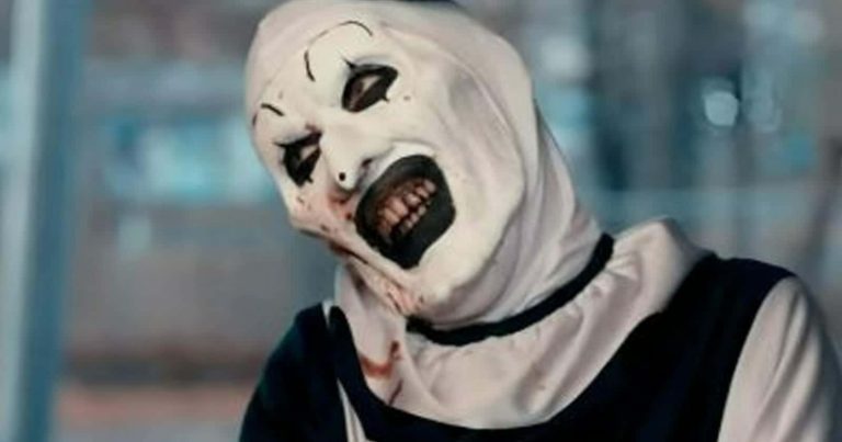 فيلم رعب أمريكي يؤدي إلى إغماءات وتبول المشاهدين داخل السينما ما تطلب استدعاء الإسعاف! watanserb.com