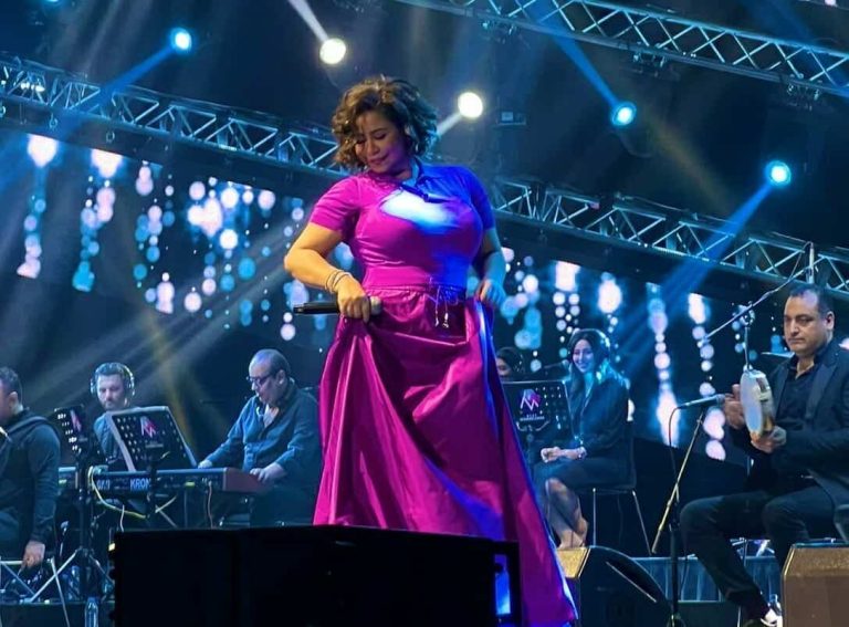 شيرين تطالب بتعويض كبير بعد سقوطها على المسريح في دبي watanserb.com