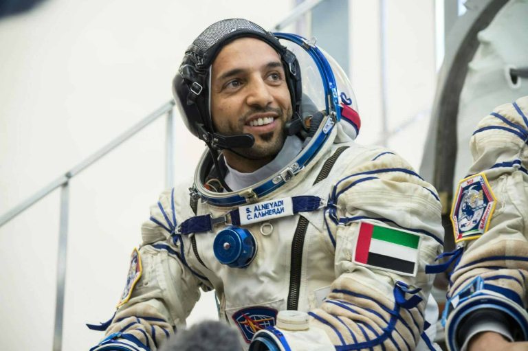 “تتوقعون أنا وين؟”.. سلطان النيادي ينشر صورا جديدة مذهلة من الفضاء جولة سلطان النيادي في الفضاء watanserb.com