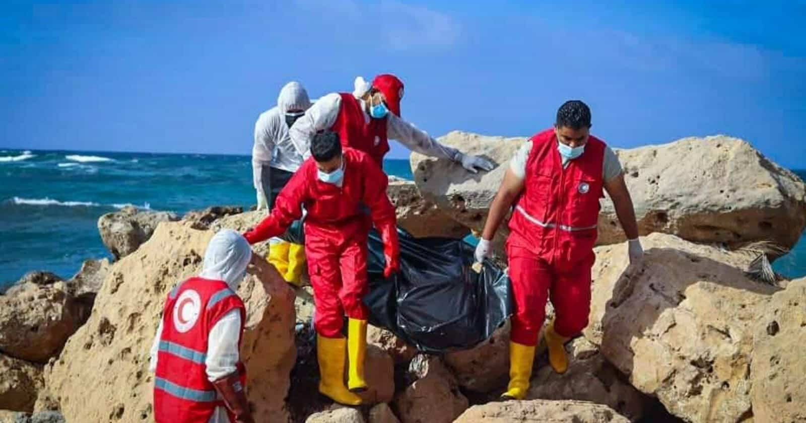مشهد مروع لجثث بالجملة على شواطئ ليبيا والأمواج تقذف المزيد (فيديو) جثث المهاجرين على شواطئ ليبيا watanserb.com