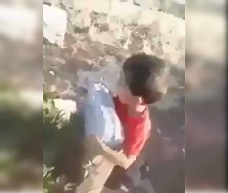 لقطات تحرك الصخر لطفل فلسطيني يحتضن ويقبّل قبر والده الشهيد (فيديو) انتهاكات حقوق الاطفال في فلسطين watanserb.com