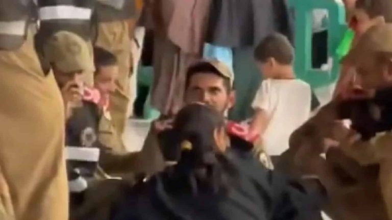شاهد ما فعلته طفلة سعودية داخل الحرم المكي فأصبحت حديث المواقع سعودية تسكب القهوة لرجال الأمن في الحرم المكي watanserb.com