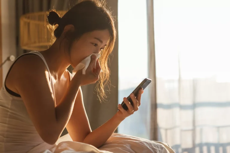 ما سبب العطس عند الاستيقاظ من النوم؟ watanserb.com