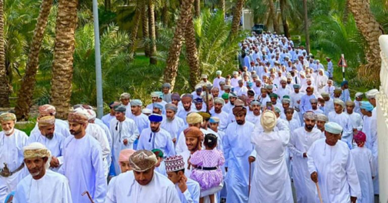 “العيد الحقيقي”.. مشهد مهيب من قرية عمانية في عيد الفطر يلقى تفاعلا مشهد مهيب من قرية عمانية في عيد الفطر watanserb.com