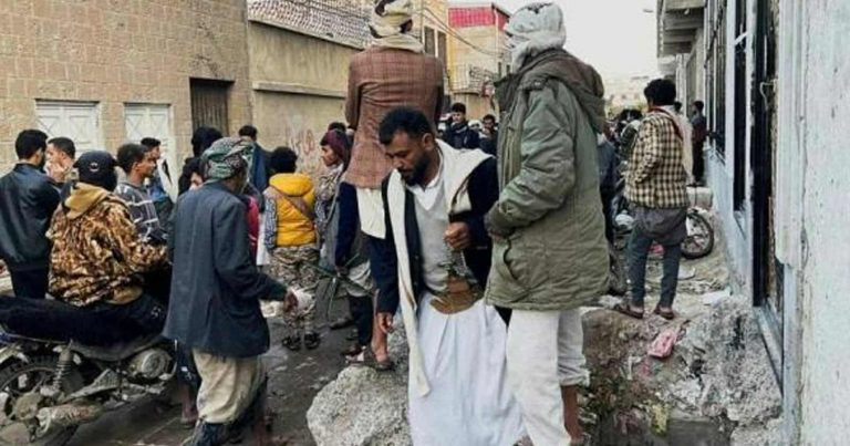 دهسوا وسحقوا.. مقتل 78 يمنياً أثناء التدافع للحصول على تبرعات بقيمة 9 دولارات! (شاهد) مقتل 78 يمنياً أثناء التدافع للحصول على تبرعات watanserb.com